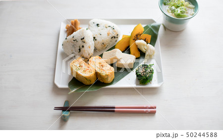 おむすびとだし巻き卵の和風プレート 50244588