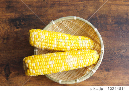 夏の食べ物　とうもろこし 50244814