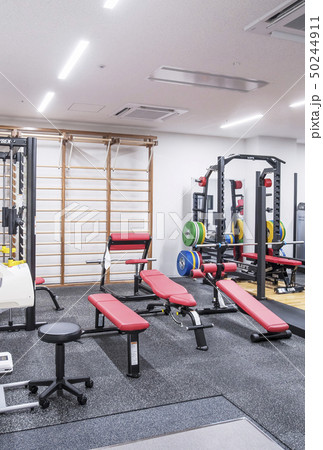 トレーニングジム　スポーツ施設　トレーニング器具　イメージ素材 50244911