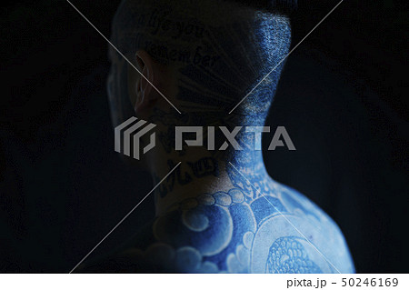 タトゥー　刺青　和彫りの青年 50246169