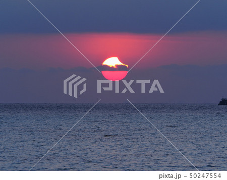 海から昇る部分日食 日出帯食 / Partial Solar Eclipse over sea 50247554