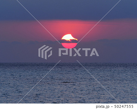海から昇る部分日食 日出帯食 / Partial Solar Eclipse over sea 50247555