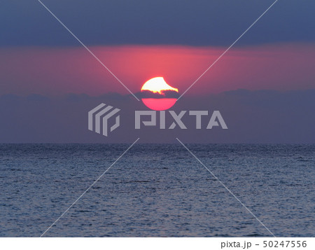 海から昇る部分日食 日出帯食 / Partial Solar Eclipse over sea 50247556