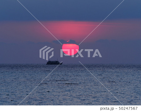 海から昇る部分日食 日出帯食 / Partial Solar Eclipse over sea 海から昇る部分日食 日出帯食 / Partial Solar Eclipse over sea 50247567