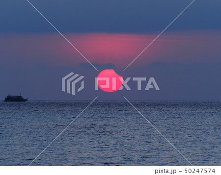 海から昇る部分日食 日出帯食 / Partial Solar Eclipse over sea 50247574