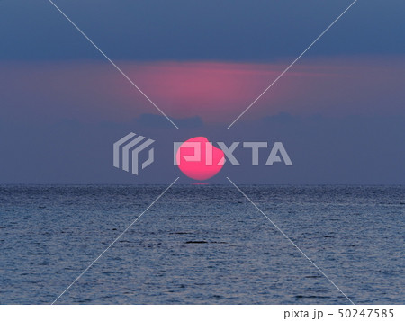 だるま太陽 だるま朝日 海から昇る部分日食 日出帯食 / Partial Solar Eclipse 50247585