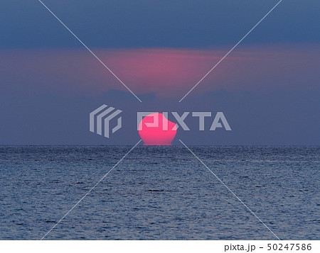 だるま太陽 だるま朝日 海から昇る部分日食 日出帯食 / Partial Solar Eclipse 50247586