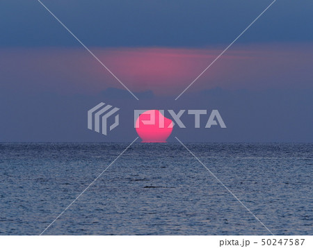 だるま太陽 だるま朝日 海から昇る部分日食 日出帯食 / Partial Solar Eclipse 50247587