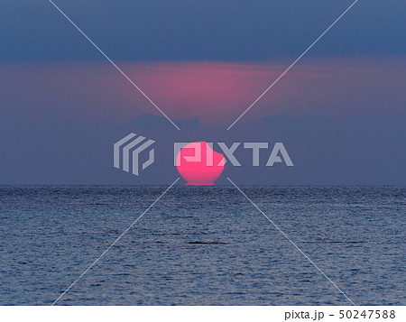 だるま太陽 だるま朝日 海から昇る部分日食 日出帯食 / Partial Solar Eclipse 50247588