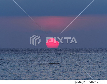 だるま太陽 だるま朝日 海から昇る部分日食 日出帯食 / Partial Solar Eclipse だるま太陽 だるま朝日 海から昇る部分日食 日出帯食 / Partial Solar Eclipse 50247589
