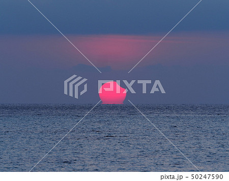 だるま太陽 だるま朝日 海から昇る部分日食 日出帯食 / Partial Solar Eclipse 50247590