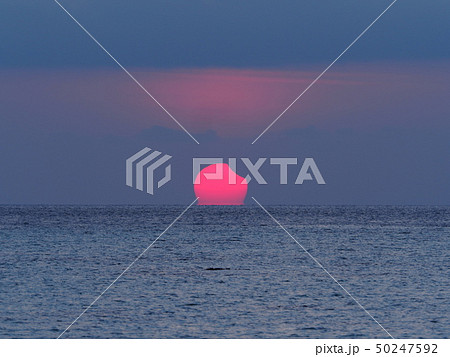 だるま太陽 だるま朝日 海から昇る部分日食 日出帯食 / Partial Solar Eclipse だるま太陽 だるま朝日 海から昇る部分日食 日出帯食 / Partial Solar Eclipse 50247592