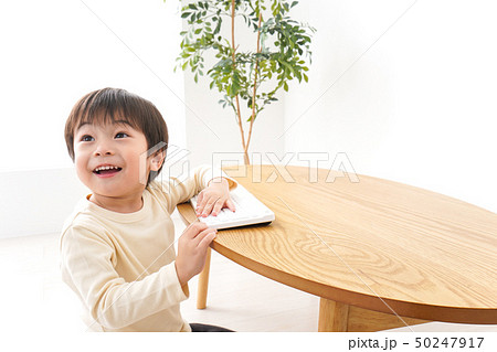 パソコンで遊ぶ子供の写真素材 50247917 Pixta