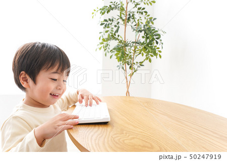パソコンで遊ぶ子供の写真素材
