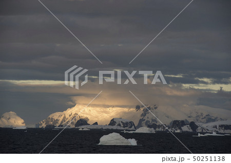 Mountain view beatiful view sunset in Antarctica Mountain view beatiful view sunset in Antarctica 50251138