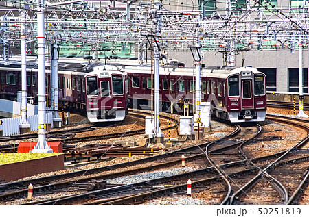梅田駅を出る阪急電車 梅田駅を出る阪急電車 50251819
