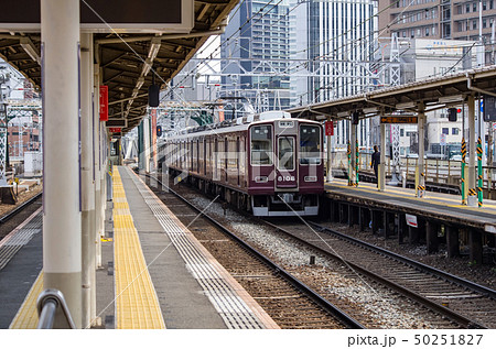 中津駅を出る阪急電車 8000系 中津駅を出る阪急電車 8000系 50251827