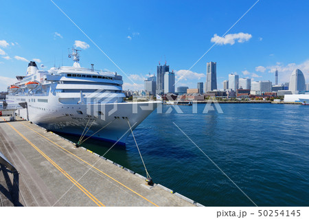 大桟橋より高層ビル街を望む　横浜みなとみらい 50254145