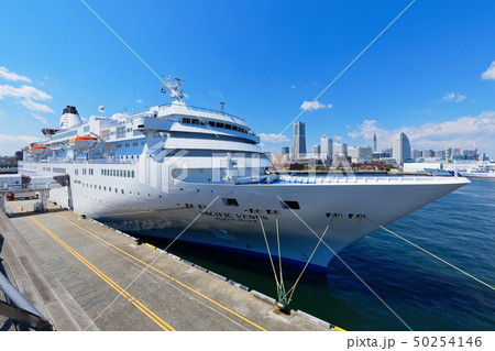 大桟橋より高層ビル街を望む　横浜みなとみらい 50254146