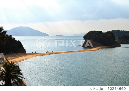 【小豆島・観光名所】光芒射し込む朝のエンジェルロード(天使の散歩道) 【小豆島・観光名所】光芒射し込む朝のエンジェルロード(天使の散歩道) 50254660