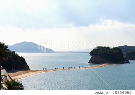 【小豆島・観光名所】潮位変化により寸断最中のエンジェルロード（天使の散歩道） 50254966