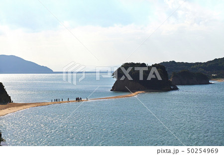 【小豆島・観光名所】潮位変化により寸断最中のエンジェルロード（天使の散歩道） 50254969