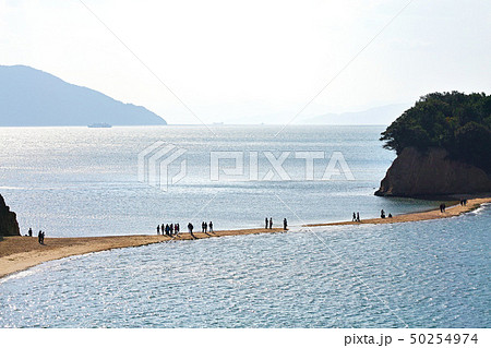 【小豆島・観光名所】潮位変化により寸断最中のエンジェルロード(天使の散歩道) 【小豆島・観光名所】潮位変化により寸断最中のエンジェルロード(天使の散歩道) 50254974