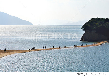 【小豆島・観光名所】潮位変化により寸断最中のエンジェルロード(天使の散歩道) 【小豆島・観光名所】潮位変化により寸断最中のエンジェルロード(天使の散歩道) 50254975
