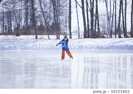 スケートする女の子 50255802