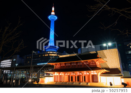 京都 ブルーにライトアップされた京都タワーと羅城門の復元模型 京都 ブルーにライトアップされた京都タワーと羅城門の復元模型 50257955