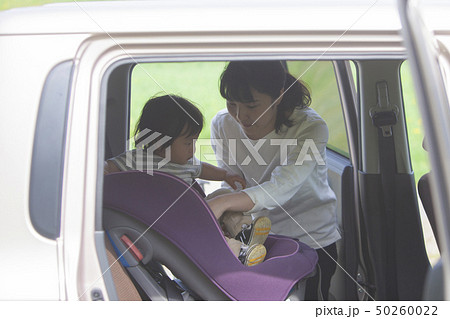 チャイルドシートに座る赤ちゃん 50260022