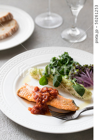鮭のムニエル 50261253