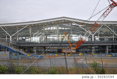 日本の東京都市景観　山手線・京浜東北線の田町ー品川駅間に建設中の高輪ゲートウェイ駅などを望む 50263594