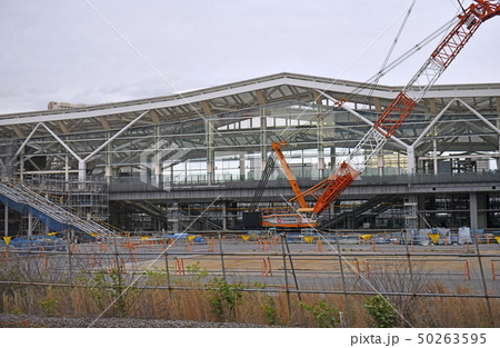 日本の東京都市景観　山手線・京浜東北線の田町ー品川駅間に建設中の高輪ゲートウェイ駅などを望む 50263595