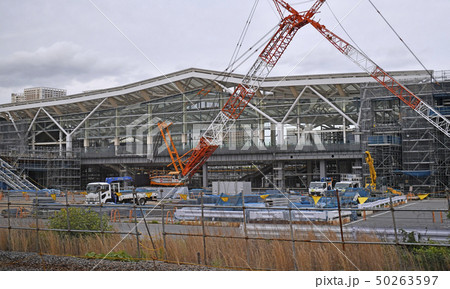 日本の東京都市景観 山手線・京浜東北線の田町ー品川駅間に建設中の高輪ゲートウェイ駅などを望む 日本の東京都市景観 山手線・京浜東北線の田町ー品川駅間に建設中の高輪ゲートウェイ駅などを望む 50263597