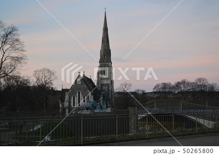 デンマーク、コペンハーゲン、人魚像近くの教会 50265800