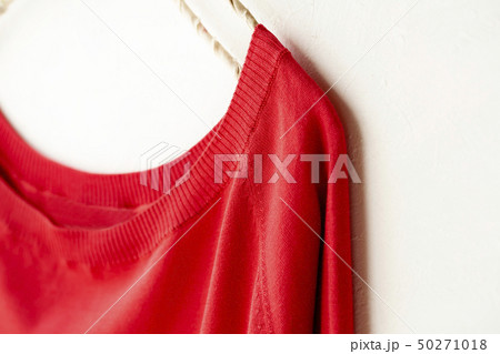 ハンガーにかけた赤いカットソーの上半身 50271018