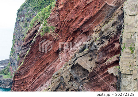 ジオパークの島隠岐島前の赤壁 50272328