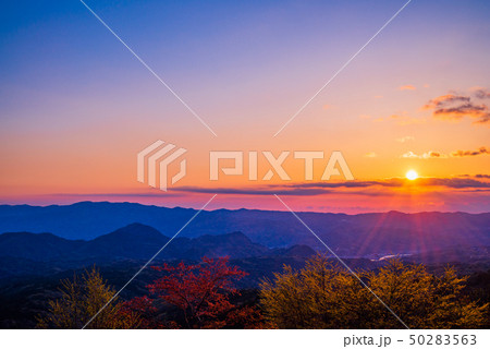 （静岡県）箱根連山から昇る太陽 50283563
