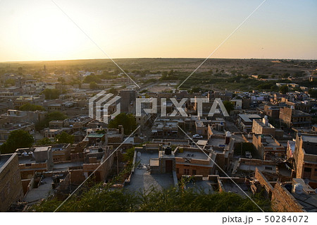 インドのラジャスタン州のジャイサルメール 砂漠に沈む美しい夕日と街並み レンガ造りの建物 インドのラジャスタン州のジャイサルメール 砂漠に沈む美しい夕日と街並み レンガ造りの建物 50284072