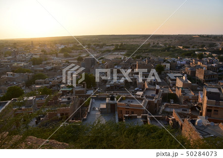 インドのラジャスタン州のジャイサルメール 砂漠に沈む美しい夕日と街並み レンガ造りの建物 インドのラジャスタン州のジャイサルメール 砂漠に沈む美しい夕日と街並み レンガ造りの建物 50284073