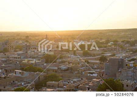 インドのラジャスタン州のジャイサルメール 砂漠に沈む美しい夕日と街並み レンガ造りの建物 インドのラジャスタン州のジャイサルメール 砂漠に沈む美しい夕日と街並み レンガ造りの建物 50284076