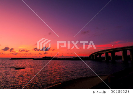 沖縄夏の夕日 50289523