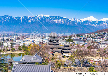 松本市役所展望台から見た松本城と市街地　【長野県】 50289694