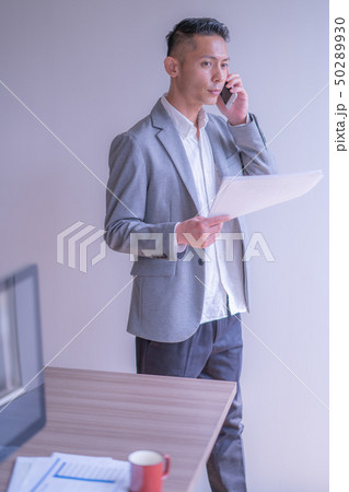オフィス 男 打ち合わせ 男性 １人 カジュアル 男性 20代 30代 ビジネス 室内 経営 電話 50289930