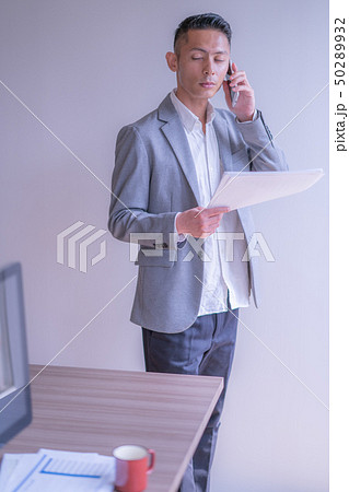 オフィス 男 打ち合わせ 男性 １人 カジュアル 男性 20代 30代 ビジネス 室内 経営 電話 50289932