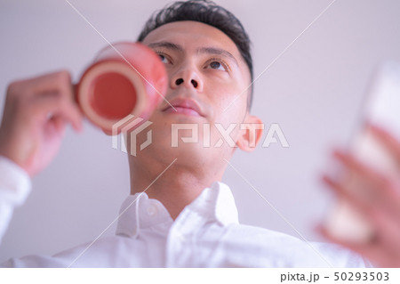 オフィス 男 打ち合わせ 男性 １人 一人 カジュアル 男性 20代 30代 ビジネス 室内 経営  50293503