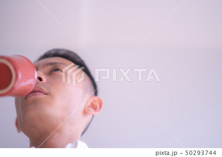 オフィス 男 打ち合わせ 男性 １人 一人 カジュアル 男性 20代 30代 ビジネス 室内 経営  50293744