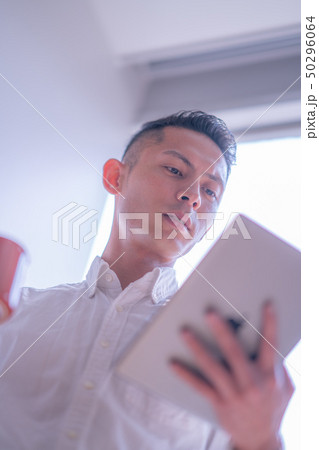 オフィス 男 打ち合わせ 男性 １人 一人 カジュアル 男性 20代 30代 ビジネス 室内 経営  50296064