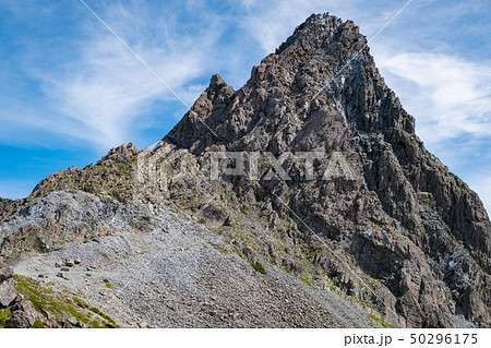 北アルプス 槍ヶ岳 槍ヶ岳山荘から望む槍の穂先 の写真素材